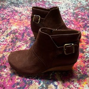 Dansko 37 Stacked Wedge Suede Boot